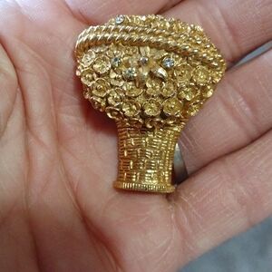 AVON 1971 VINTAGE PERFUME RHINESTONE GOLD-TONE FLOWER BASKET BROOCH PIN